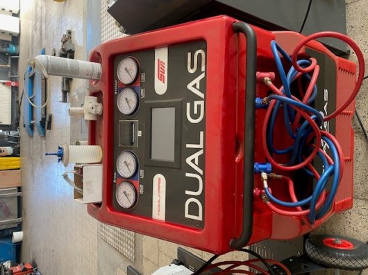 Plnička klimatizace